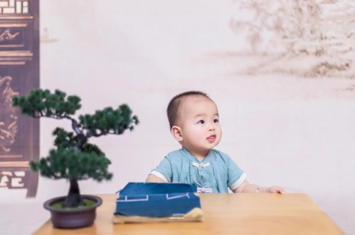 东阳宝宝眼睛突然肿了